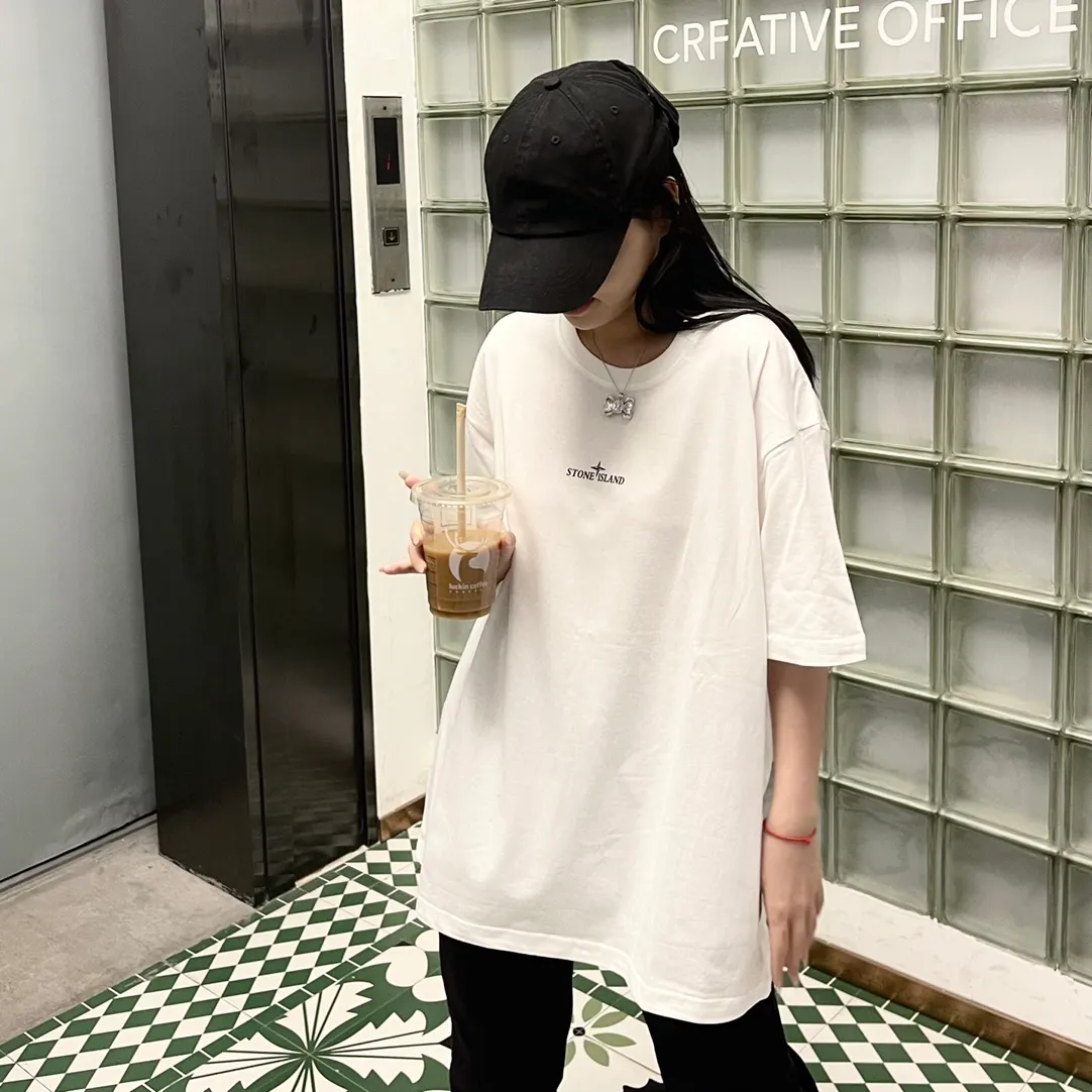 W613#P110💰 [Stone lsland/Stone Island summer new short-sleeved T-shirt with stone ruins print on the back] ⚠️[Original creation, high control of details] Made of 260g combed cotton 32-count double yarn - Simple and basic versatile style, original quality, the first choice for couples. - Made in a large factory, four needles and five threads on the shoulder, neatly routed, high quality workmanship. - Same style for men and women, very versatile, one piece for each hand, the details are clearly visible. Color: Black White Size: M L